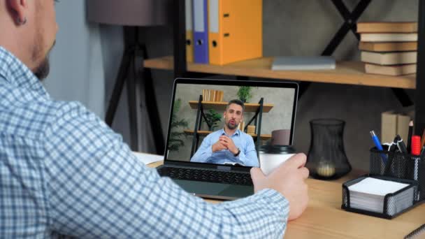 Homme d'affaires dans bureau étude appel vidéo en ligne webcam chat ordinateur portable, boire du café — Video