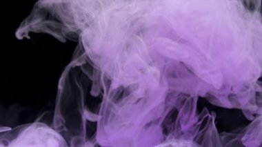 Mor akrilik boya suda karışıyor, akvaryumda yavaşça suyun altında dönüyor.