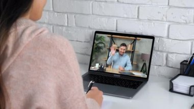 Bilgisayar ekranında ders veren adam selamlama konuşması yapıyor. Öğrencilere online video çağrısı dizüstü bilgisayarı öğretiyor.