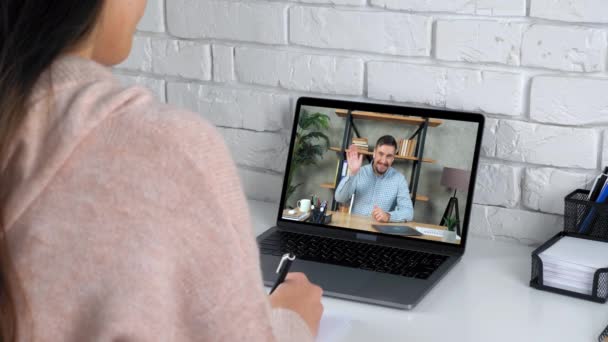 Человек репетитор на экране компьютера приветствует разговор учит студента онлайн видеокассета ноутбука — стоковое видео
