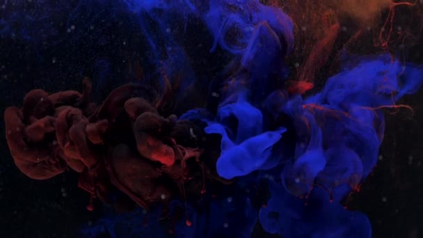 Удивительные синие и красные чернила акрил смешивания в воде, кружащиеся мягко под водой — стоковое видео