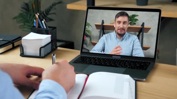 Homme top manager employé au bureau à domicile écouter PDG à distance, écrit dans le carnet — Video