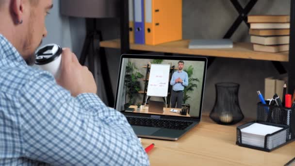 Homme d'affaires au bureau écouter en ligne appel vidéo webcam ordinateur portable, boire du café — Video