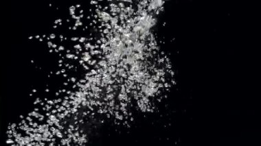 Akvaryumda yavaş hareket eden su akımı siyah bir arkaplanda düşer.