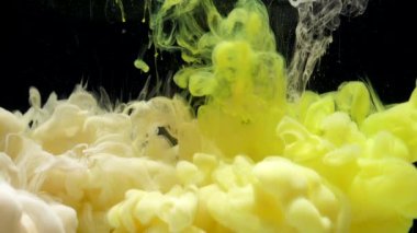 Yavaş hareket eden gri mürekkep akrilik boya suda karışıyor, suyun altında yavaşça dönüyor.