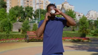 Portre Afro-Amerikalı adam cep telefonuyla konuşuyor Yazın kahve içiyor