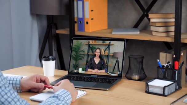 Mujer sonriente empleada en monitor de pantalla de computadora escuchar director de distancia propietario — Vídeos de Stock