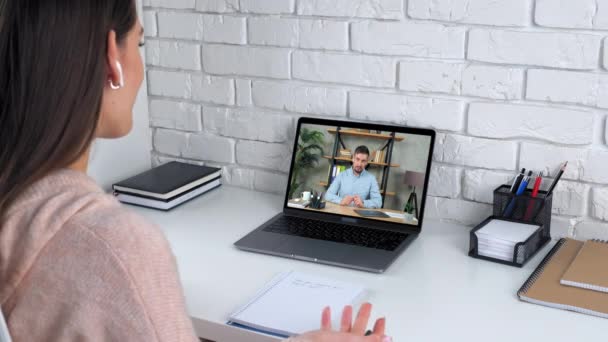 Femme à domicile bureau parler professeur étude en ligne appel vidéo webcam chat ordinateur portable — Video