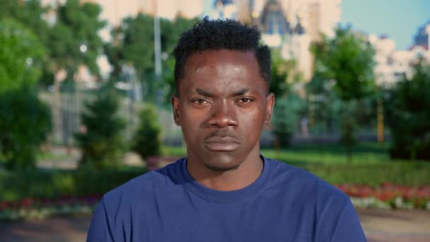 Gros Plan Afro Américain Homme Étudiant Regarde Caméra Sur Fond — Video