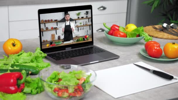 Laptop számítógép férfi séf élelmiszer blogger a képernyőn azt mondja, a diákok — Stock videók