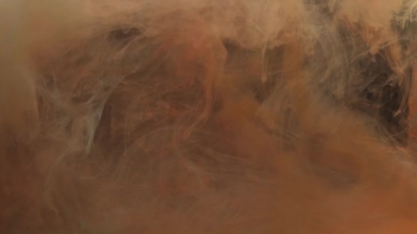Červený oranžový inkoust míchající se ve vodě, jemně vířící pod vodou v akváriu — Stock video