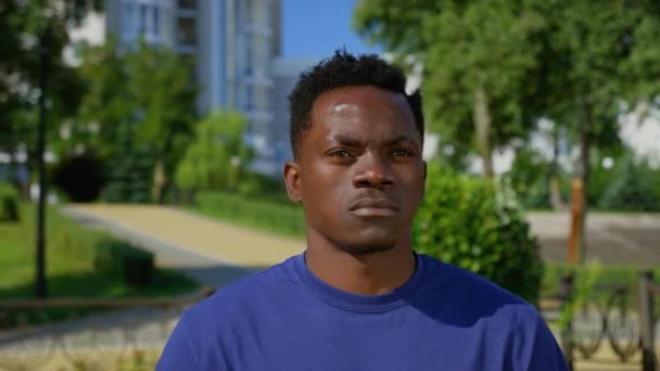 Portret zelfverzekerd afro-Amerikaanse man volwassen etnische zwart staat in park — Stockvideo