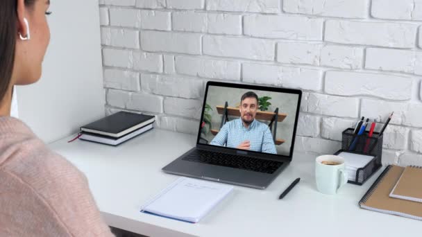 Kobieta w domu studiować online wideo rozmowy laptop słuchać nauczyciel, picie herbaty kawy — Wideo stockowe