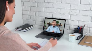 Gülümseyen adam bilgisayar ekranı konuşmasında öğrencilere uzak webinar dersi veriyor