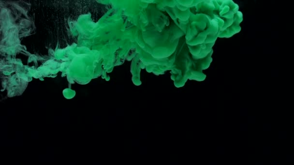 Tinta verde de cámara lenta pintura acrílica mezclada en agua, girando suavemente bajo el agua — Vídeos de Stock