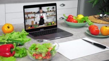 Erkek şef yemek blogcusu olan dizüstü bilgisayar öğrencilere öğretiyor