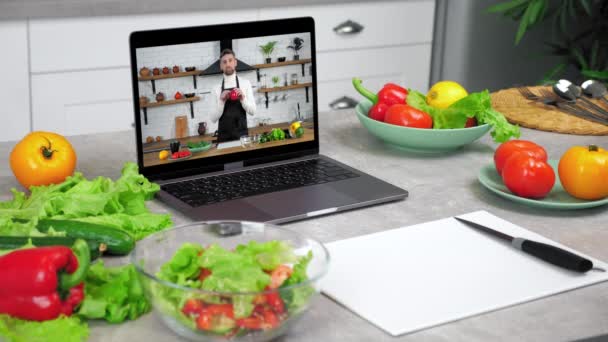Computador portátil com homem chef comida blogger na tela diz ensina estudantes — Vídeo de Stock