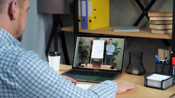 Affärsman i hemmakontoret talk manager företag online video samtal möte bärbar dator — Stockvideo