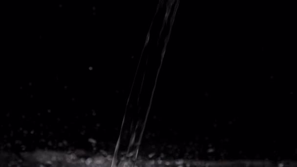 Zpomalený proud vody kape v akváriu na černém pozadí — Stock video