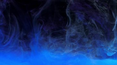 Mavi ve gri akrilik boya suda karışıyor, suyun altında yavaşça dönüyor.