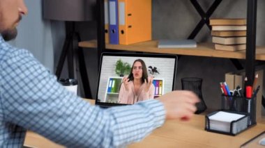 Bilgisayar ekranındaki depresif kadın duygusal olarak psikolojik sorunlardan bahsediyor.