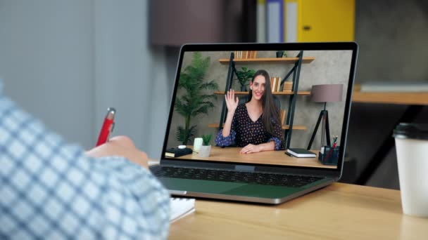 Mujer sonriente entrenador de negocios en pantalla de computadora saluda charla enseña a los estudiantes — Vídeos de Stock