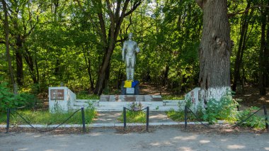 Yasak bölge. Ukrayna. Pripyat. 26 Ağustos 2019. İkinci Dünya Savaşı sırasında ölen Sovyet askerlerinin anıtı. Çernobil nükleer santrali bölgesinde terk edilmiş yerler. Radyasyon, radyoaktif