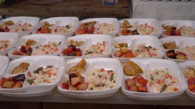 Ramazan ayının kutsallığı. Yoksullar için iftar fonu. Sıcak iftar tabaklı bir masa. İslam Hayırseverlik Örgütü, Zekat, gönüllüler, hayır kurumları