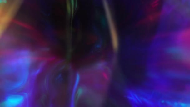 鮮やかな虹色のクリスタルプリズム屈折光。ダイヤモンドネオンパープルの背景 — ストック動画