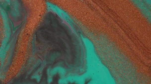 Tidewater green, a deep blueish green shade and shiny gold colors oil paint pouring close up. Metallic paint movement macro. Ink flow. Glitter fluid motion — Vídeo de stock