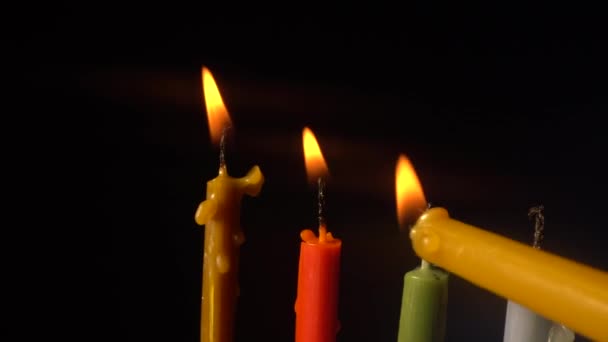 Iluminação de menorah a oitava noite de Hanukkah. Tempo de iluminação de velas — Vídeo de Stock