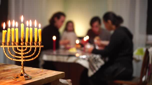 Hanukkah em Israel, uma alegre celebração da família, liberdade e luz, é um feriado celebrado em casa, e que dura oito dias. Iluminando as velas, — Vídeo de Stock