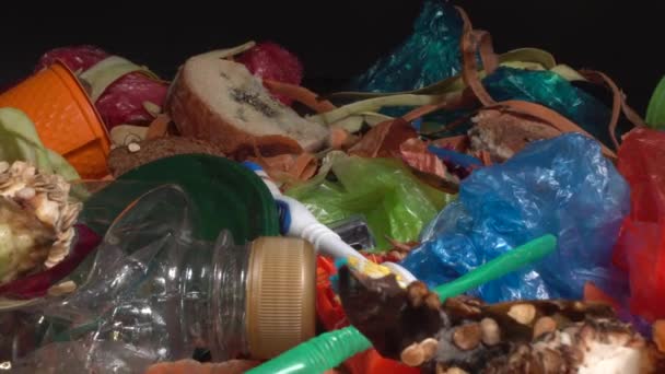 Organik atıklar, satılmamış yiyecekler, yenmemiş ekmek, çöp kutusunda plastik. Yemekler evde, mutfakta ya da restoranda atılıyor. Yiyecek kaybı — Stok video