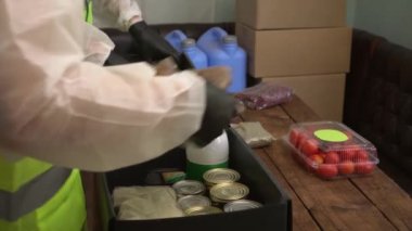 İhtiyaç duyan yaşlılara yemek servisi. COVID-19 sırasındaki Gıda Bankası. Gönüllü Fon, Bağış ve Bağış, Yiyecek Paketi. Koruyucu Maske ve Eldiven Gönüllüleri Yiyecek Kutuları