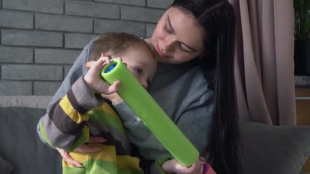 Mor tröstar sin unge son — Stockvideo