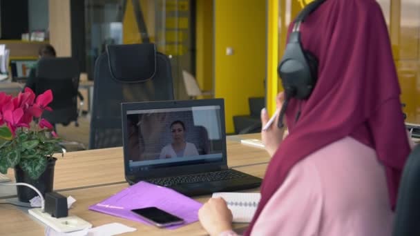 Muslimske studerende videochat med læreren. Fjernundervisning eller fjernarbejde i nedlukningsperioden. Onlineopkald – Stock-video