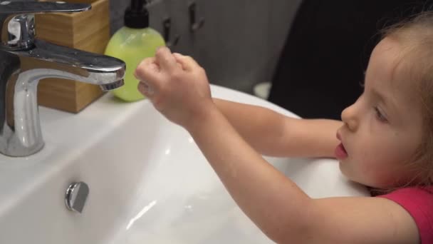 Kézmosás és Coronavirus megelőzés gyermekeknek. Kézhigiénia. A gyermek szappannal és vízzel mossa a kezét. Öngondoskodás Covid-19 alatt — Stock videók