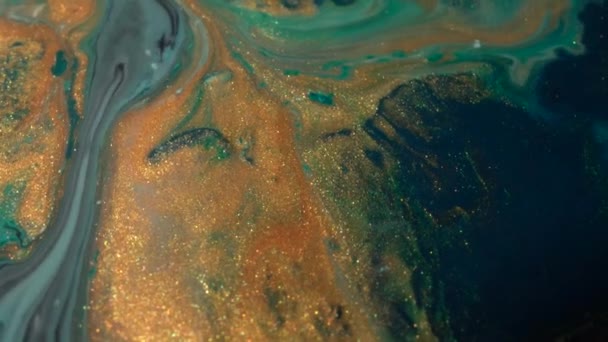 Dark green, shiny gold and white colors oil paint pouring close up. Color Trends 2021. Paint movement macro. Ink flow. Glitter fluid motion. Abstract background — 비디오
