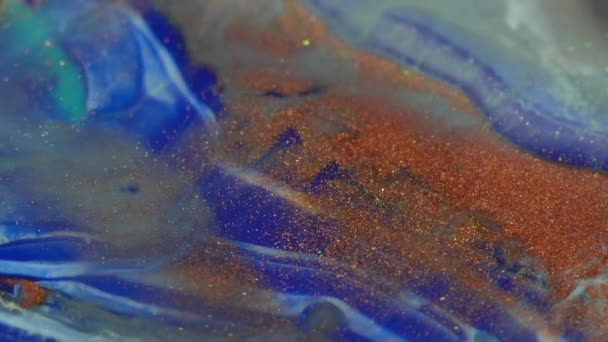 Copper and blue liquid flowing paint with gold shiny metallic particles macro. Magic motion. Glitter liquid paints mix — 비디오