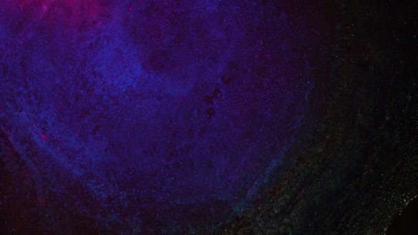 L'Universo, il cosmo, la polvere di stelle, la Nebulosa, lo spazio. Inchiostro liquido blu porpora viola al neon e macro particelle lucide. Spostamento colorato sorprendente sfondo astratto. Arte fluida — Video Stock