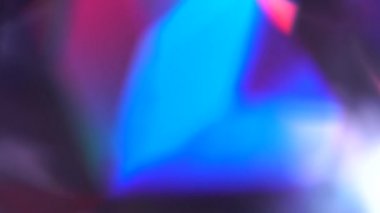 Kristal prizma parlak gökkuşağı renklerinde ışığı kırıyor. Elmas neon mor holografik arkaplan