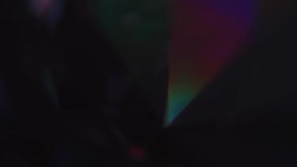 Duhové neonové mnohobarevné světlo skrze křišťálový skleněný hranol. Abstraktní pozadí — Stock video