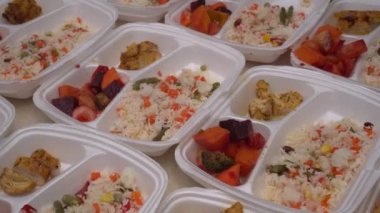 Bedava aşevleri ve sıcak yemek programları. Noel 'de bağış ve bağış. Sadaka ve gönüllü faaliyetler