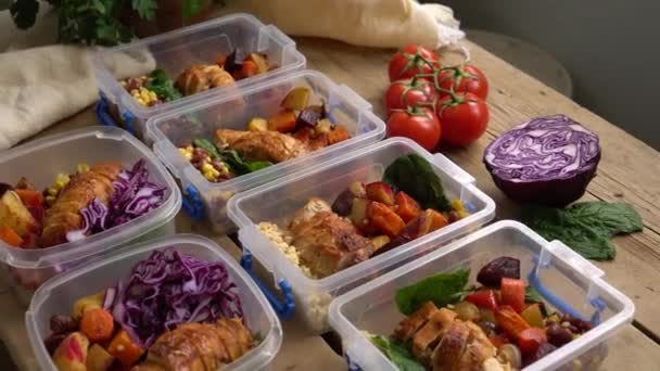 Sağlıklı ev yapımı yemek hazırlığı. Yeniden Kullanılabilir Paketler ve Beslenme Kutuları. Sıfır Atık Öğle Yemeği paketliyorum. Gıda Teslimatı, Restoran Paketi, Yemek Siparişi — Stok video