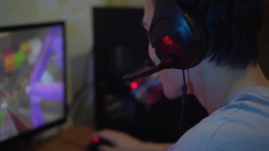 Covid-19 tecridi sırasında gençler geceleri evlerinde Online Video Oyunu oynarlar. Esports Video oyunu. Çoklu oyuncu çevrimiçi savaş alanı