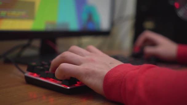 Die Hände eines Teenagers beim Spielen eines Online-Videospiels auf einer Spieltastatur — Stockvideo