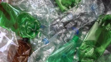 Bir numaralı PET plastik şişe geri dönüşüm için toplandı. Geri dönüşüm için kullanılan boş su şişeleri. Ev atıklarının sıralanması. Sıfır atık