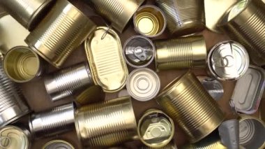 Kağıt, metal, plastik, giysi, ayakkabı, elektronik, tehlikeli atık geri dönüşümü. Farklı sahnelerden alınmış. Ev atıklarının tasnif, geri dönüşümü ve imhası. Azalt, tekrar kullan, geri dönüştür