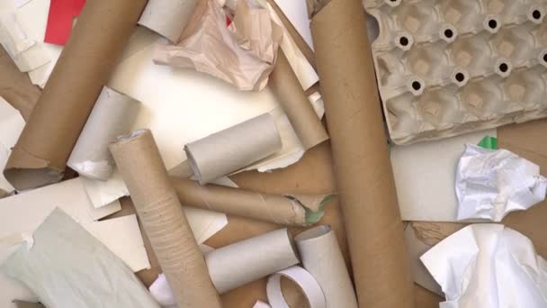Recykling papieru. Opakowanie kartonowe nadające się do recyklingu. Redukcja, ponowne użycie, recykling. Sortowanie odpadów i recykling. Zbieranie materiałów nadających się do recyklingu przy pomocy krawężnika. Zero odpadów. Zrównoważony styl życia — Wideo stockowe