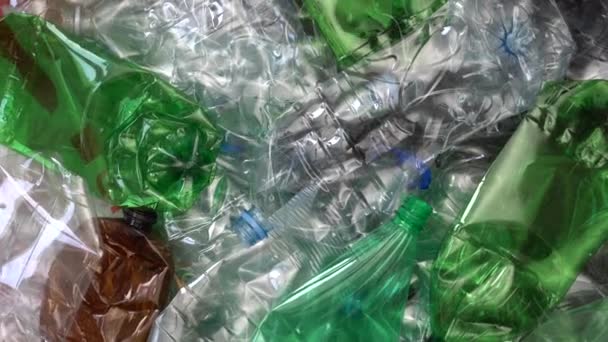 Nummer 1 PET plastic fles ingezameld voor recycling. Lege gebruikte waterflessen voor recycling. Sortering van huishoudelijk afval. Geen afval — Stockvideo